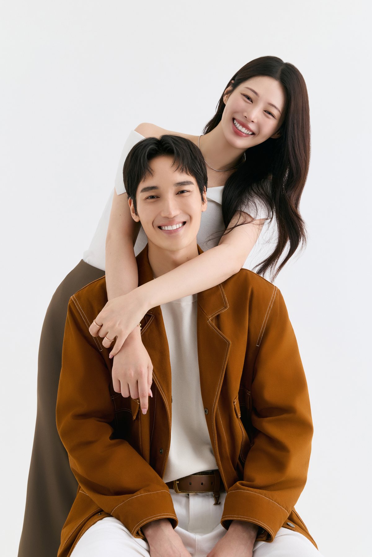 돌싱즈를 통해 만나 웃고 있는 두 사람