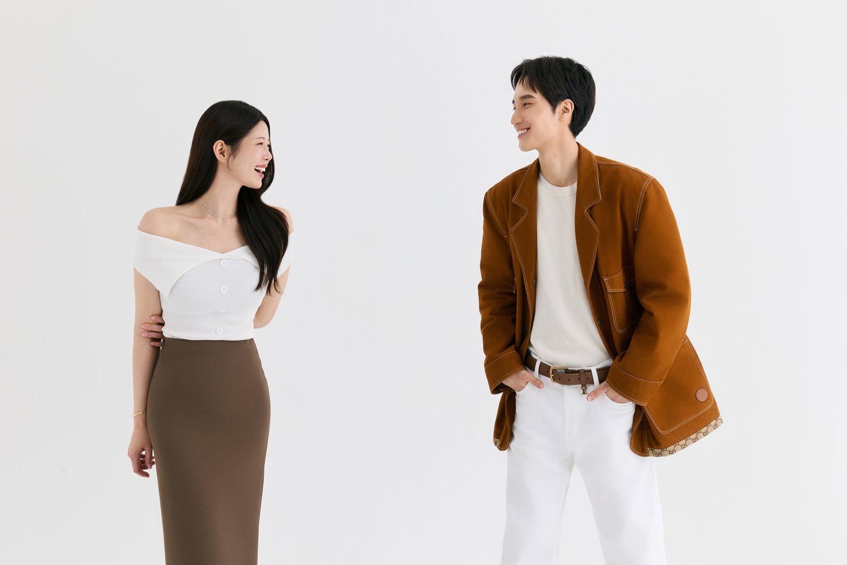 서로를 마주보며 웃는 두 사람